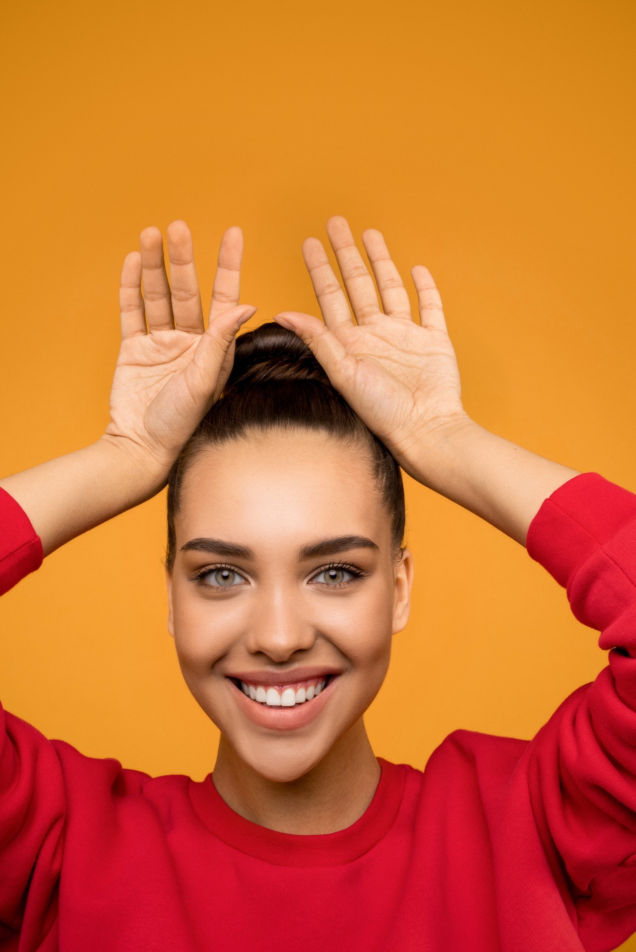 femme levant les mains