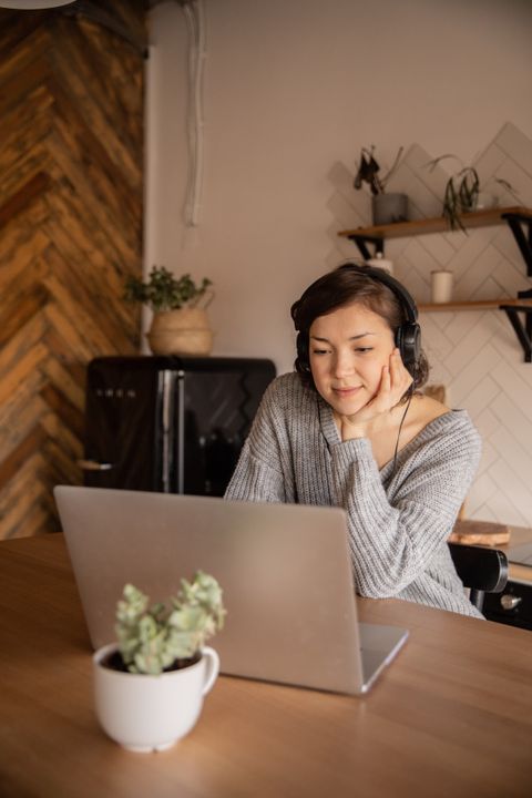 woman-using-laptop