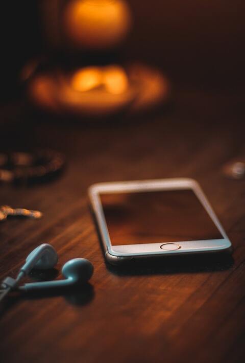 iphone-on-table