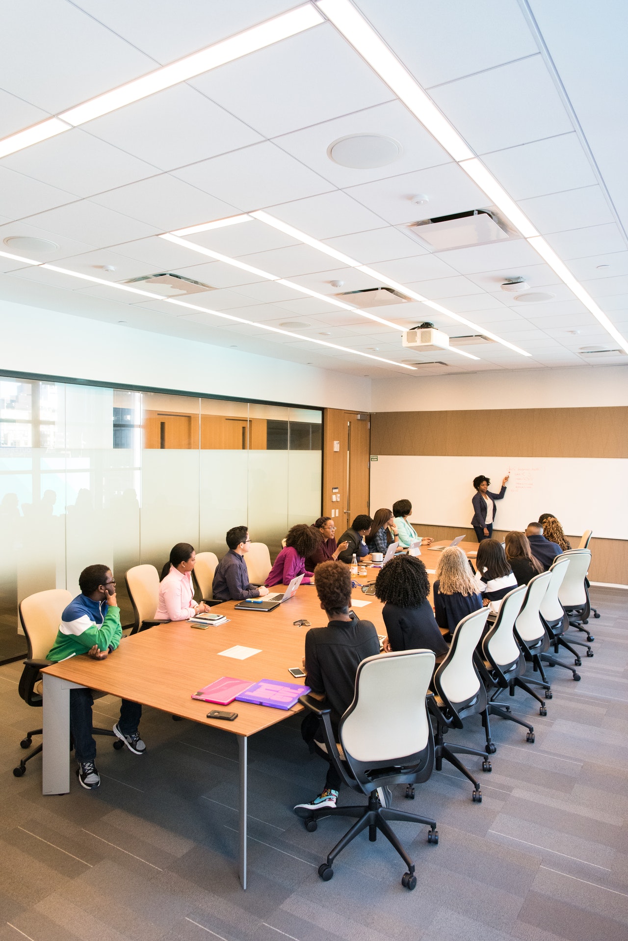 Personnes dans la salle de conférence