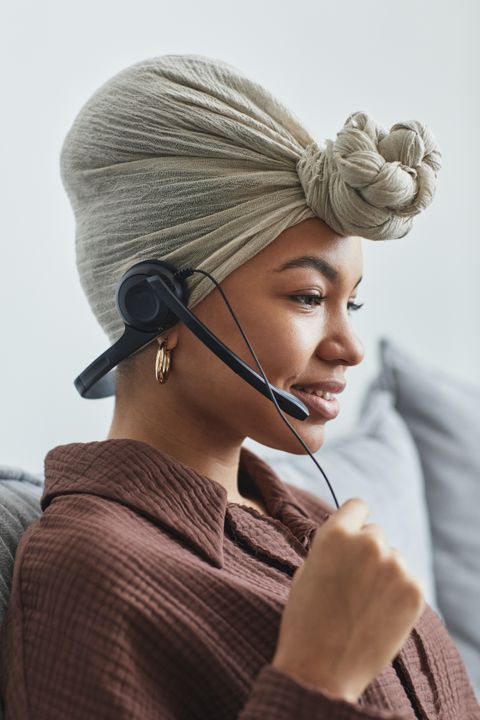 woman-in-headset-with-operator