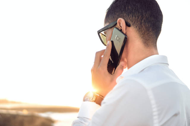 homme au téléphone