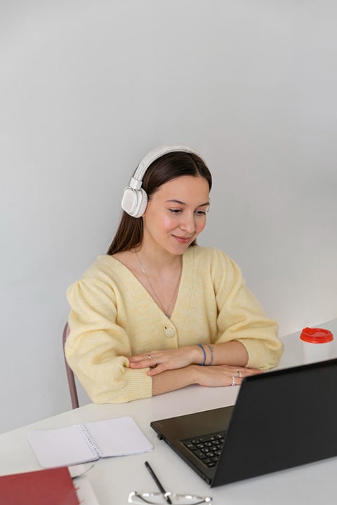 medium-shot-woman-desk